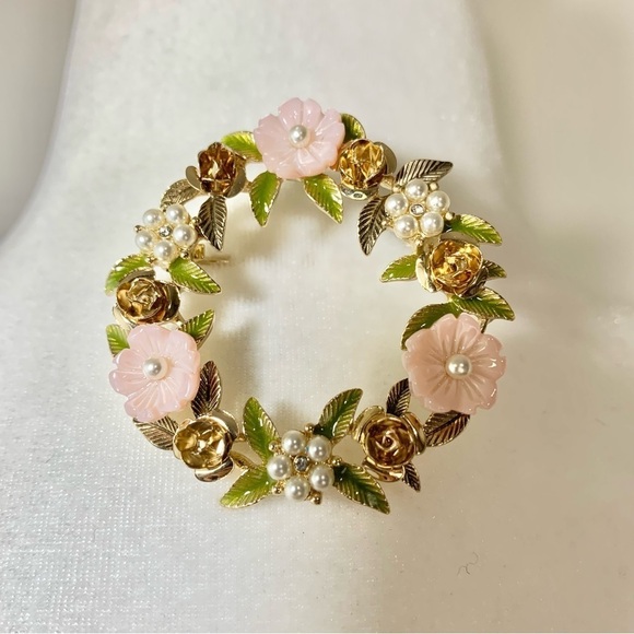 NWT gold toned Chrystal and imitation pearl wreath pin - Picture 11 of 12